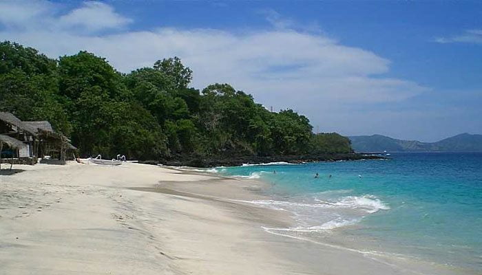 Piaszczysta plaża Jambak